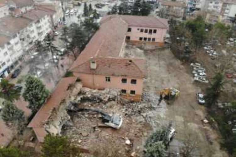 Depreme dayanıklı olmayan okul yıkıldı