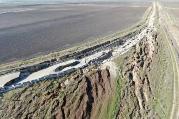 Depremin merkezinden korkunç görüntü: Yol yarıldı