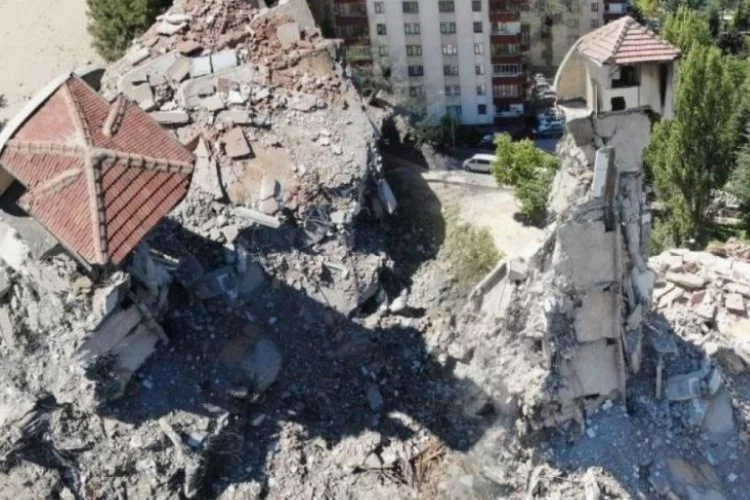 Depremlerden sonra ağır hasar alan binada çatı tek kolon üzerinde kaldı