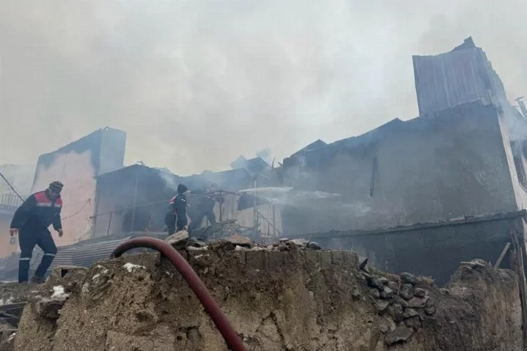 Divriği’de korkutan yangın: 5 ev zarar gördü
