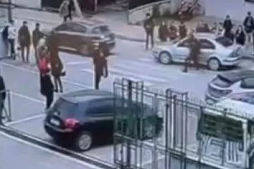 ’Dur’ ihtarına uymayan ehliyetsiz sürücünün polisi sürüklediği anlar kameraya yansıdı