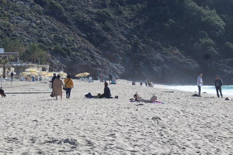 Eksi 20'den artı 20 dereceye gelen turistler Alanya'da denizden çıkmadı