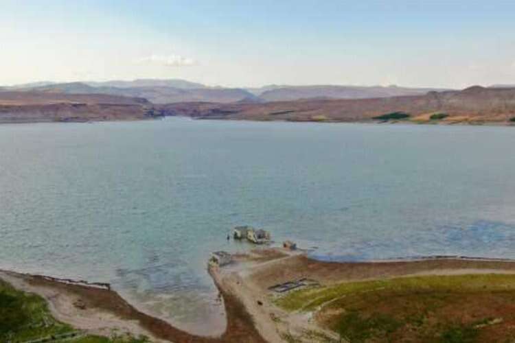Elazığ'da kuraklık nedeni ile sular çekildi, 75 yıllık okul gün yüzüne çıktı