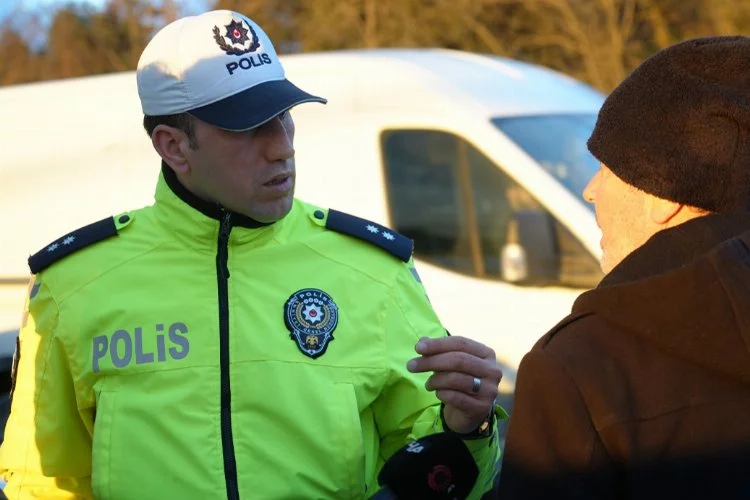 Emniyet şeridi uygulamasında ceza yiyen sürücüden polise ilginç tepki