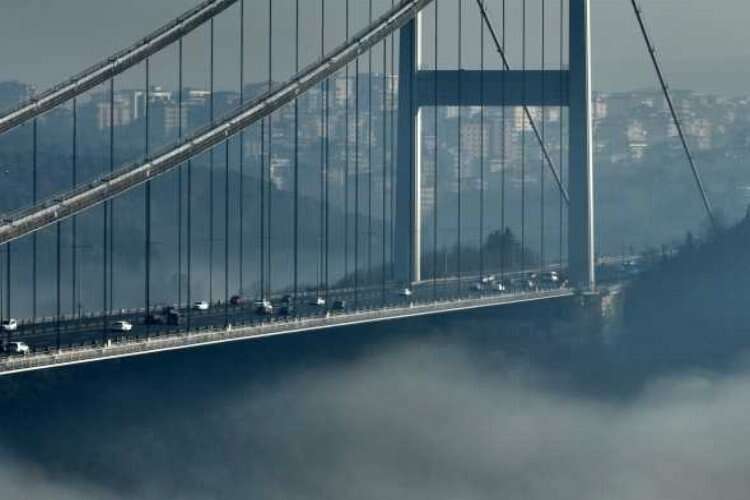 Fatih Sultan Mehmet Köprüsü'nden masalsı sis görüntüleri