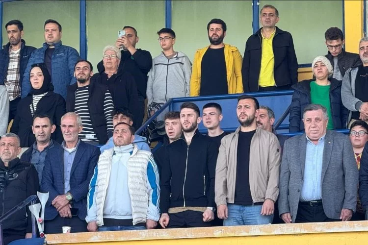 Fenerbahçeli İsmail Yüksek memleketi İznik'te maç izlemeye koltuk değnekleriyle geldi