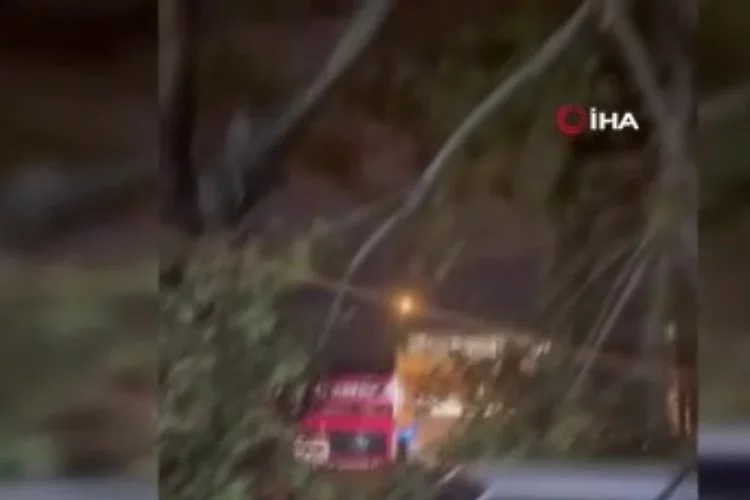 Fırtına Bursa'yı yıktı geçti...Otobüsün üzerine uçan çatı 2 yolcuyu yaraladı