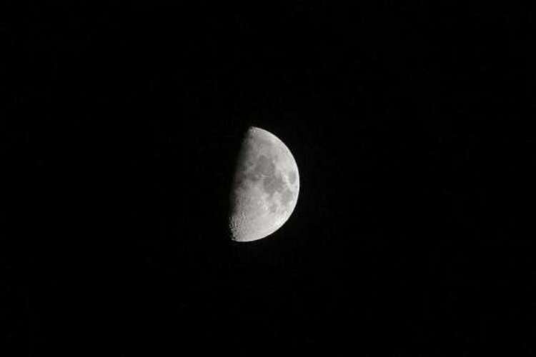 Geceyi aydınlatan “yarım ay” görsel şölen sundu