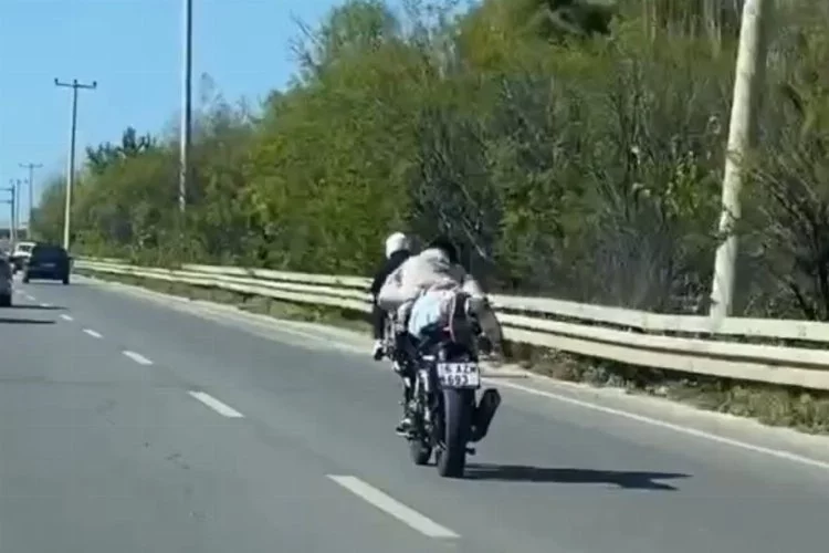 Gençlerin motosikletle tehlikeli yolculuğu...