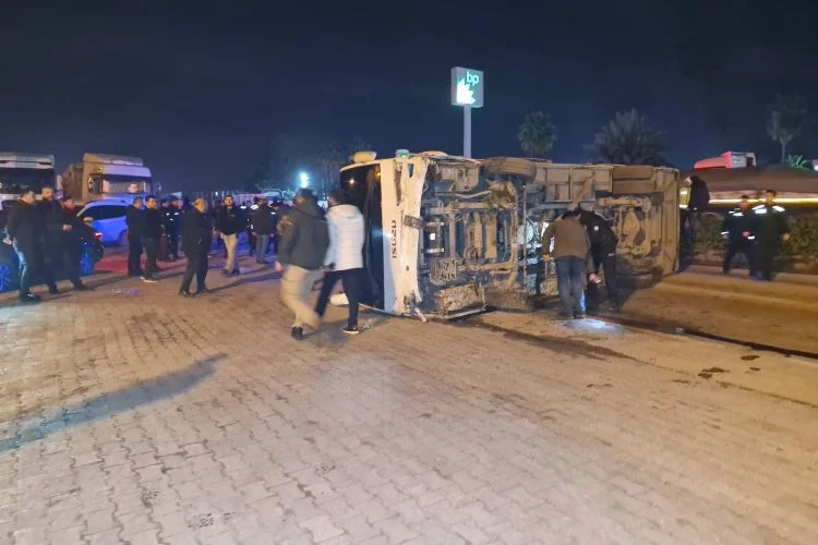 Polisleri taşıyan midibüs devrildi: 10 yaralı