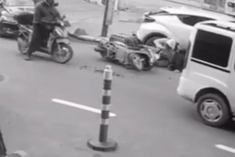 İki aracın arasından geçmeye çalışan motosiklet sürücüsü düştü: O anlar kamerada