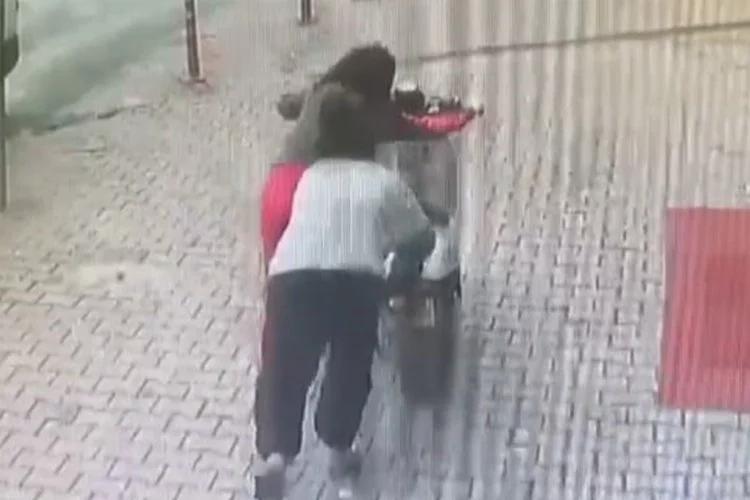 İki kız elektrikli motosikleti iterek çalmaya çalışırken esnafa yakalandı