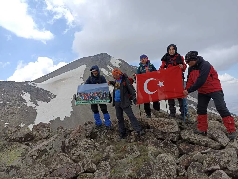 İnegöl Belediyesporlu dağcılar Hasan Dağına tırmandı
