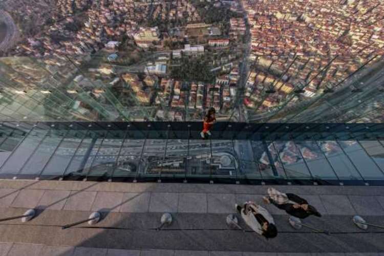 İstanbul'da metrelerce yükseklikteki cam zemin üzerinde adrenalin dolu yürüyüş