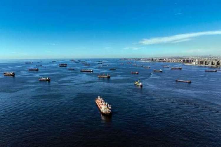 İstanbul'un manzarasını gemiler kapattı