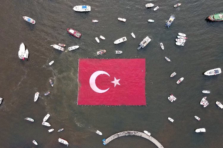 İzmit Körfezi'nde 1923 metrekarelik bayrak açıldı