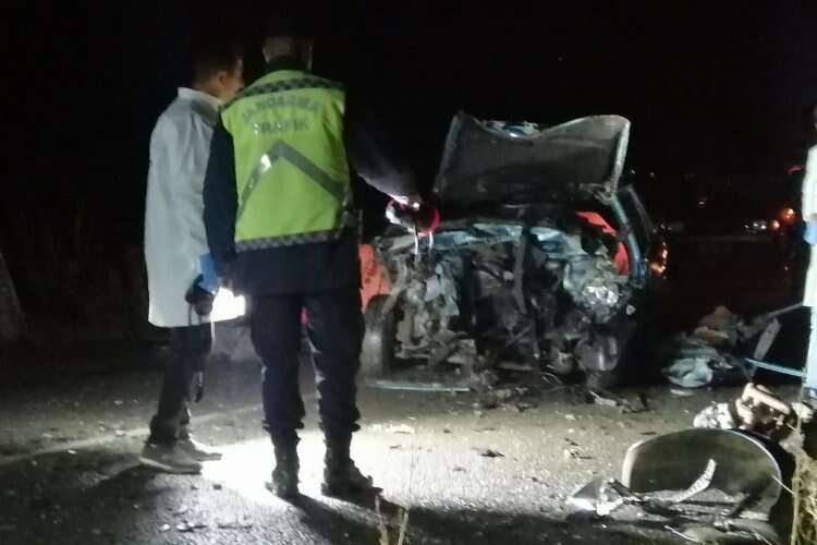 Kamyonet ile otomobilin çarpıştığı kazada ölü sayısı 6’ya yükseldi