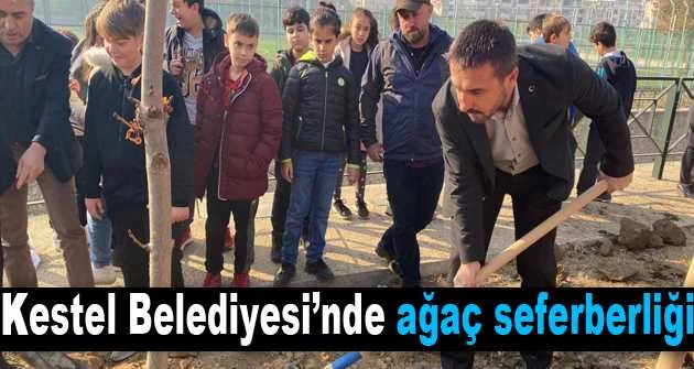 Kestel Belediye Başkanı Önder Tanır, çocuklarla birlikte ağaç dikti