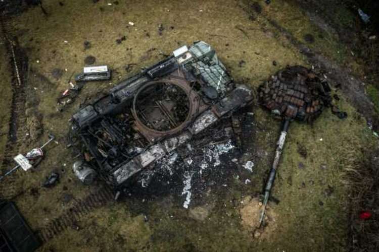 Kiev yakınlarında imha edilen Rus tankı görüntülendi