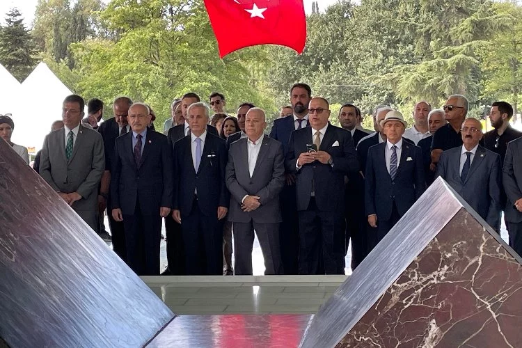 Kılıçdaroğlu, Özal ve Menderes'in anıt mezarlarını ziyaret etti