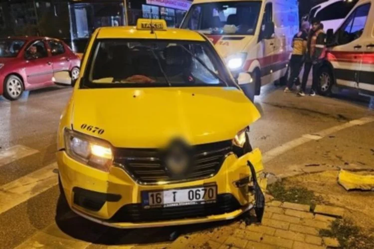 Kırmızı ışıkta geçti, ticari taksiye çarptı: 6 yaralı