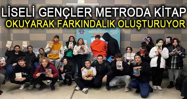 Liseli gençler metroda kitap okuyarak farkındalık oluşturuyor