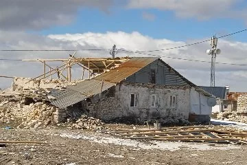Fırtına evlerin çatısını uçurdu