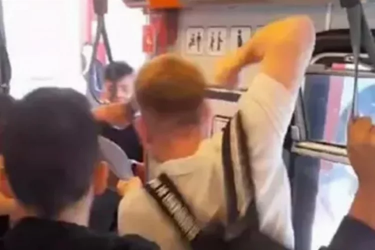 Metroda kadınların fotoğrafını çektiği iddia edilen yolcuyu dövdüler!