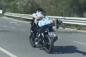 Motosikleti yatarak kullanan sürücüye ceza kesildi
