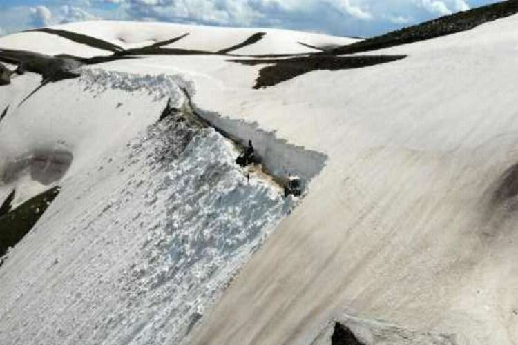 Muş'ta mayıs ayında 5 metrelik karla mücadele