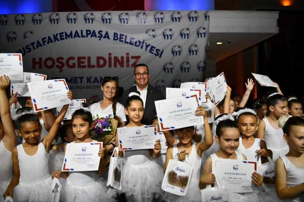 Mustafakemalpaşa’nın küçük kursiyerleri sertifikalarını aldı