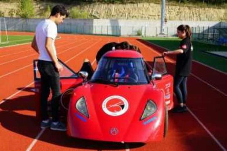 Öğrenciler, 1 TL ile 100 kilometre gidebilen araç üretti