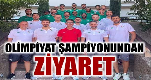Olimpiyat şampiyonu Mete Gazoz’dan Frutti Extra Bursaspor’a ziyaret