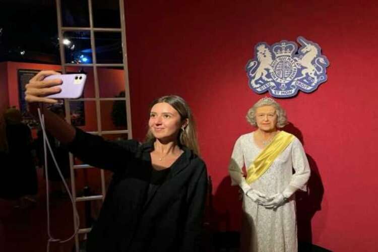 Ölümünden sonra Kraliçe Elizabeth'in heykeline ilgi arttı