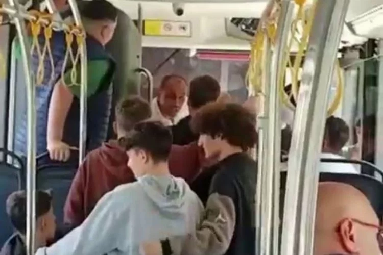 Otobüs şoförüyle öğrenciler arasında çıkan tartışma kamerada