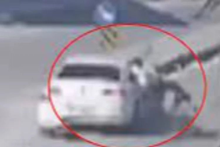 Otomobil bisikletli çocuğa çarptı! Kahreden kaza anı kamerada