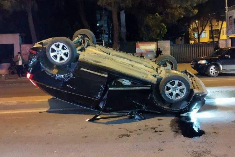 Otomobil park edilmek istenen araca çarpıp takla attı: 3 yaralı