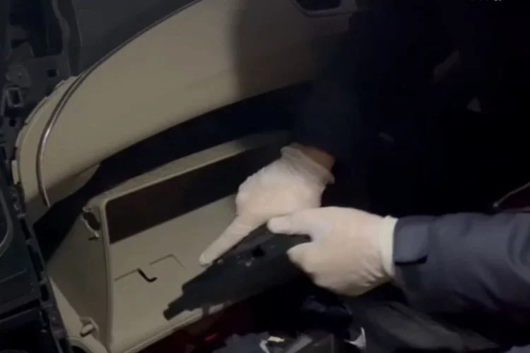 Otomobilin ön konsolunu silah deposuna çevirmişler