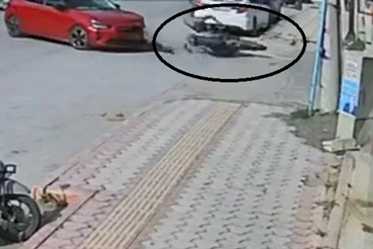 Otomobille çarpışan motosiklet sürücüsünün uçtuğu anlar kamerada