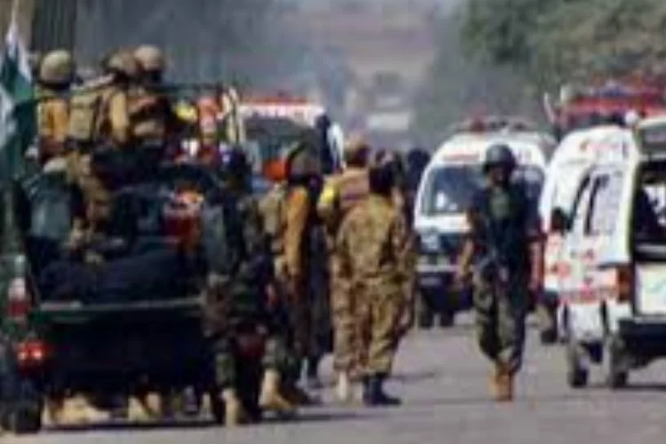 Pakistan’da karakola saldırı: 10 ölü, 6 yaralı