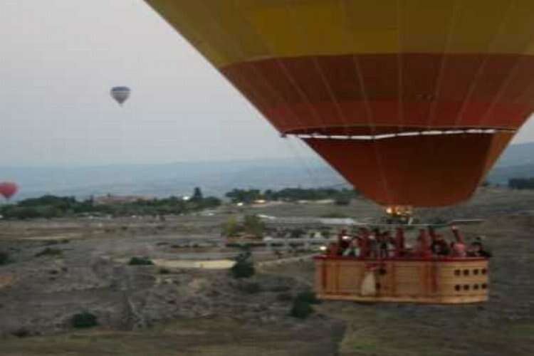 Pamukkale'de gün doğumunu balondan izlemek