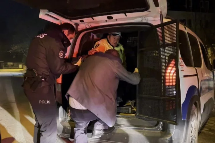 Polis ekipleri alkollü sürücüyü zorlukla polis otosuna bindirdi