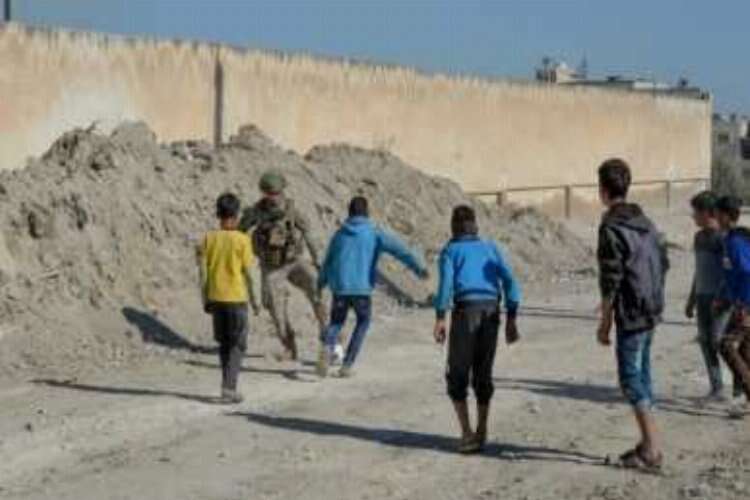Rasülayn'da güvenliği sağlayan Mehmetçik çocuklara moral oluyor