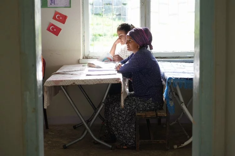 Savaştan kaçtı Türkiye’de okuma yazma öğrendi