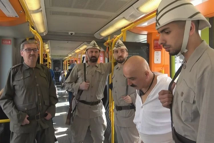 Seyit Onbaşı sırtındaki top mermisi ile metroya bindi, vatandaşlar duygulandı..