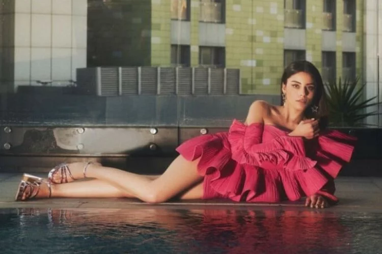 Sıla Türkoğlu mini elbisesiyle havuz başında poz verdi