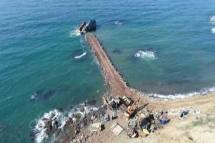 Şile'de karaya oturan gemi parçalanarak karaya çıkartılıyor