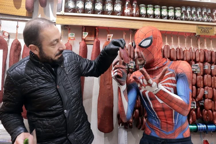 Spider-Man Kayseri pastırmasını ilk kez yedi, tadına bayıldı!