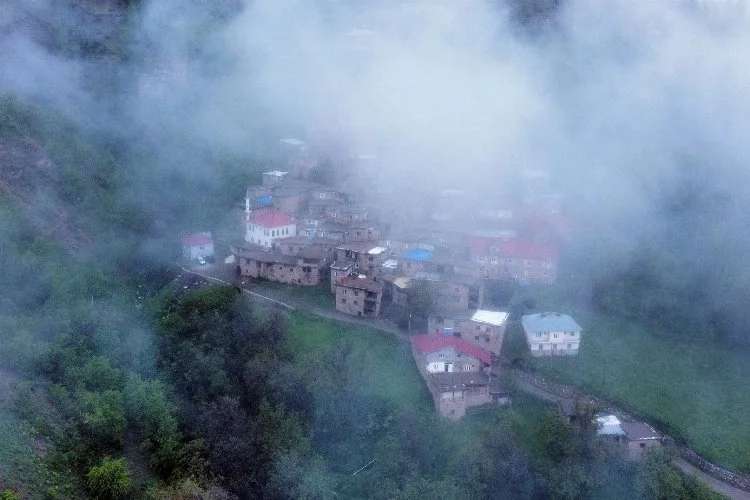 Taş evlerin sis bulutları arasında kartpostallık manzarası hayran bıraktı