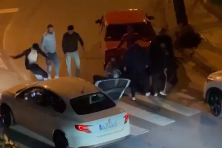 Trafik kavgası: Önce bıçakladılar sonra dövdüler